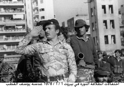 مقاتلين اثناء عرض عسكري في احتفالات الثورة
