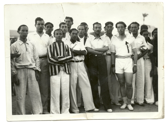 شبان فلسطينيون يرتدون أزياء حديثة