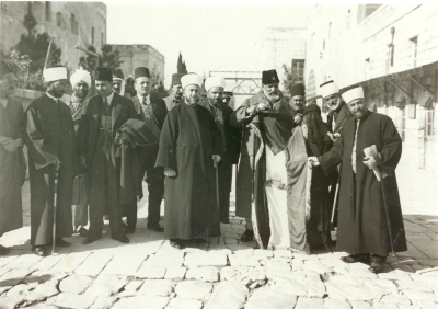 Dedicating the Palestinian Flag to the Indian Leader Shaukat Ali, 1931