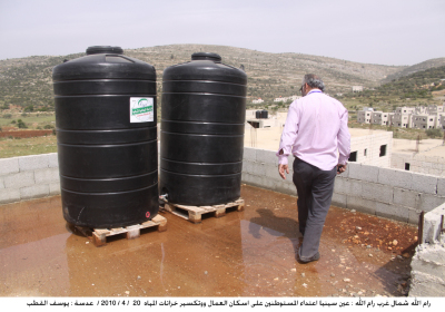 اعتداء المستوطنين على اسكان العمال وتكسير خزانات المياه في عين سينيا شمال غرب رام الله 