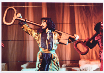 فرقة الفنون الشعبية تقدم عرض 