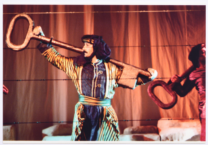 فرقة الفنون الشعبية تقدم عرض 