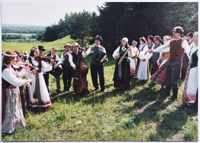 فرقة الفنون الشعبية في السويد تقدم عرض 