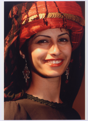 احدى راقصات فرقة الفنون الشعبية في عرض 