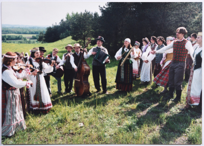 فرقة الفنون الشعبية في السويد تقدم عرض 