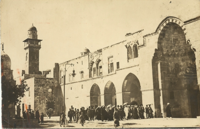 علماء ورجال دين في الحرم القدسي الشريف