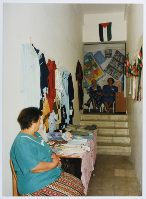 ملفينا قندح برفقة زهوة خوري في مشغل جمعية الاتحاد النسائي العربي في رام الله  