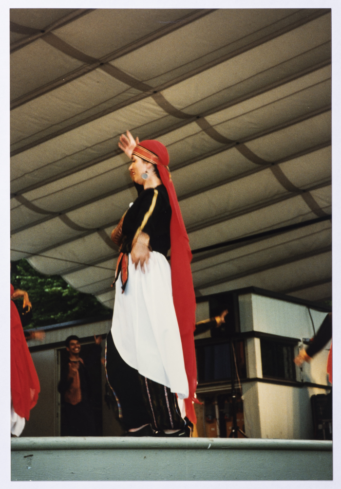 فرقة الفنون الشعبية في السويد تقدم لوحات فنية راقصة