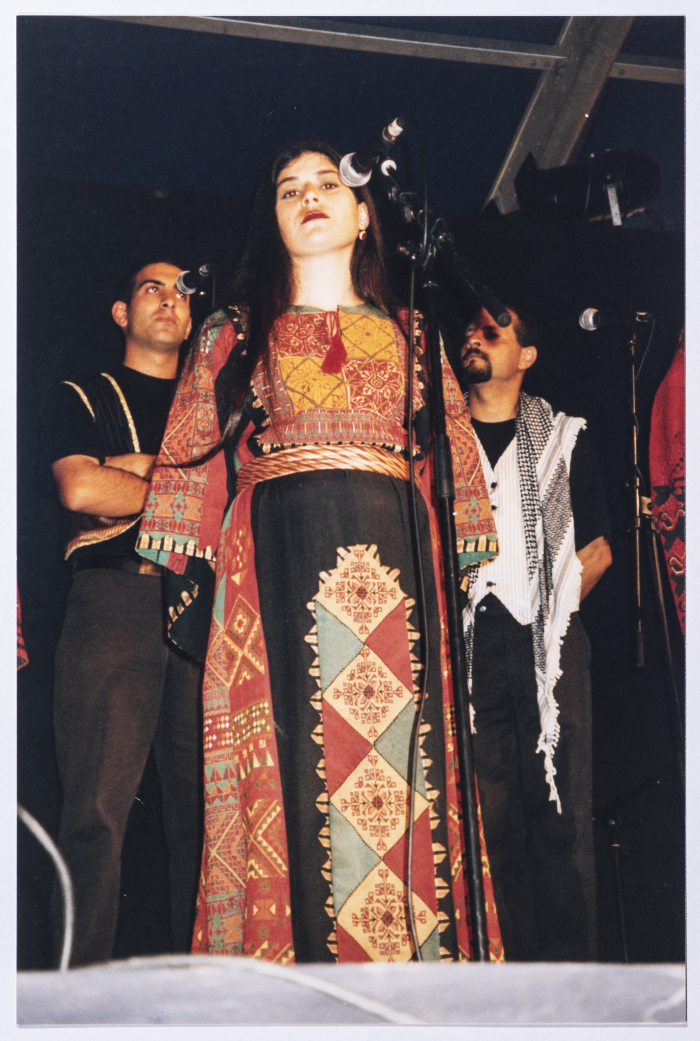 فرقة الفنون الشعبية في فرنسا عرض 