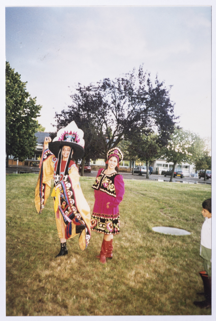 فرقة الفنون الشعبية في فرنسا عرض 