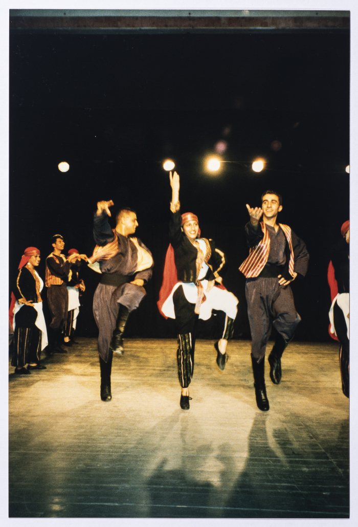 فرقة الفنون الشعبية في السويد تقدم لوحات فنية راقصة