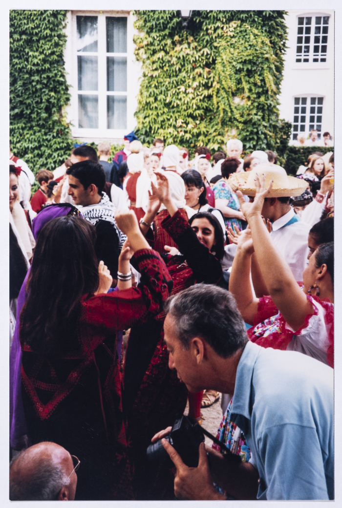 فرقة الفنون الشعبية في فرنسا عرض 