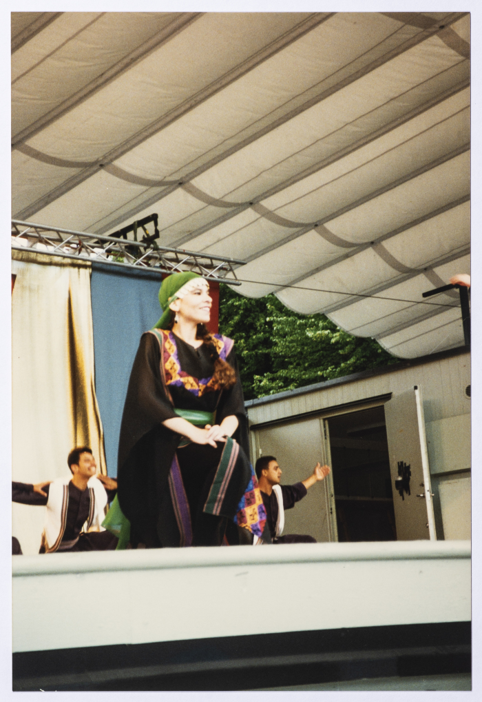 فرقة الفنون الشعبية في السويد تقدم لوحات فنية راقصة