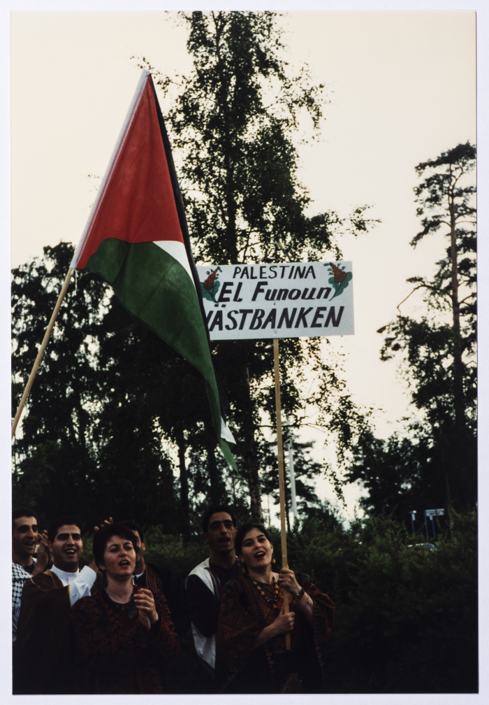 فرقة الفنون الشعبية في السويد تقدم لوحات فنية راقصة