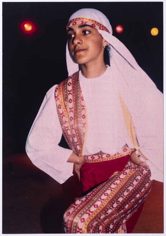 براعم فرقة الفنون الشعبية  في نادي بيرزيت تقدم لوحات فنية راقصة 