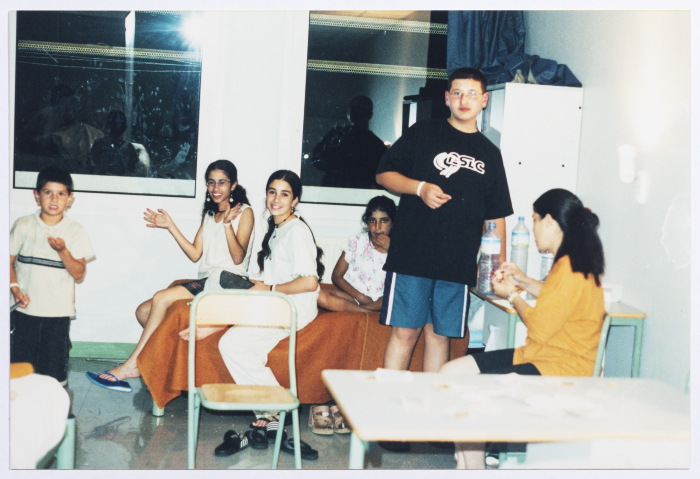 براعم الفنون الشعبية في فرنسا تقدم لوحات فنية راقصة 