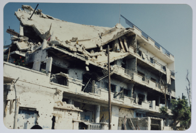 مبنى الأونروا المدمّر، مخيم شاتيلا، 1986