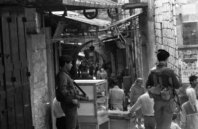 جنديان يقفان قرب باب العامود في البلدة القديمة، القدس، 1987