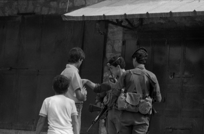 تفتيش شاب قرب باب العامود في البلدة القديمة، القدس، 1987