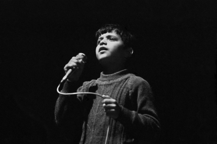 طفل يغني على خشبة مسرح الحكواتي، القدس، 1987
