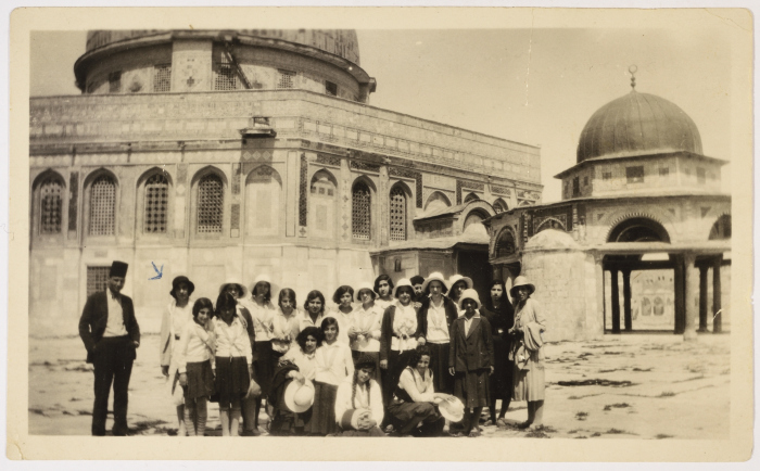 مجموعة من طالبات وموظفي مدارس الفرندز في القدس
