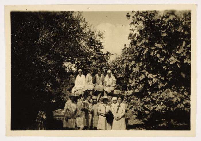 مجموعة سيدات في الخلاء