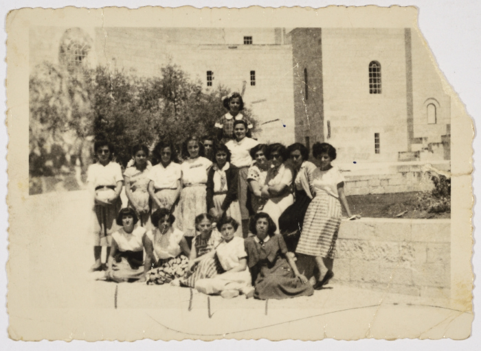  طالبات الصف الأول ثانوي لمدرسة الفرندز