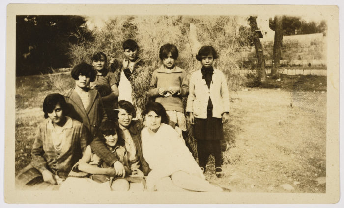 مجموعة طلبة إبتدائية من مدارس الفرندز