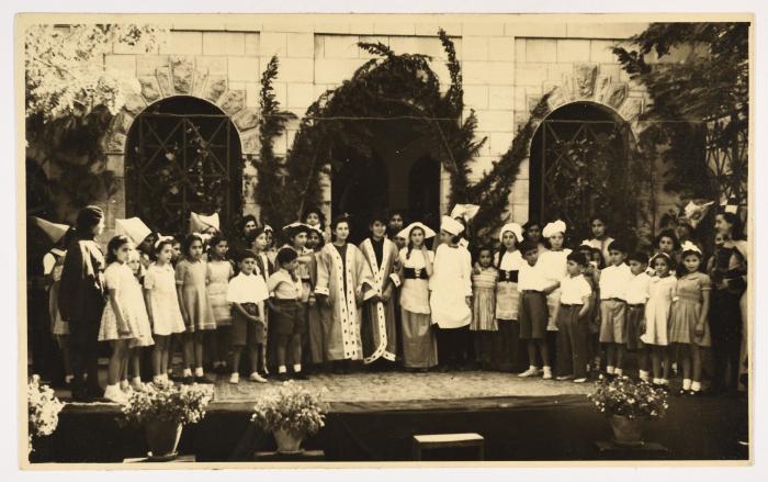 بطاقة بريدية لمدرسة الفرندز