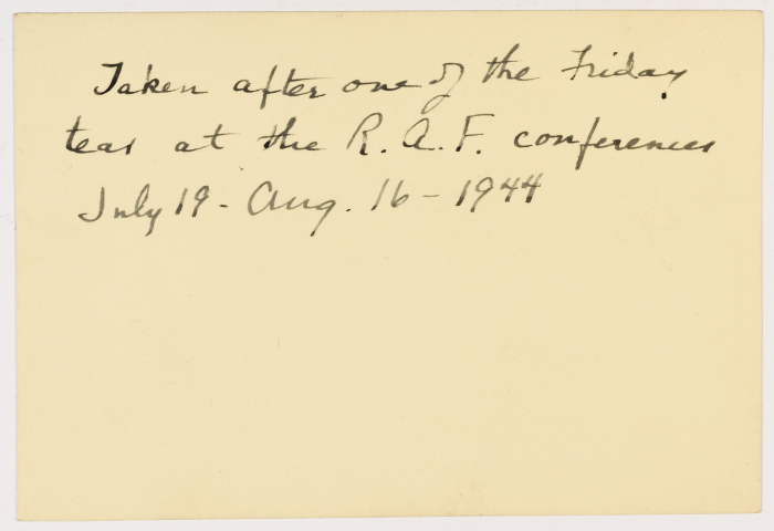 مجموعة طلبة مع بعض موظفين من مدرسة الفرندز