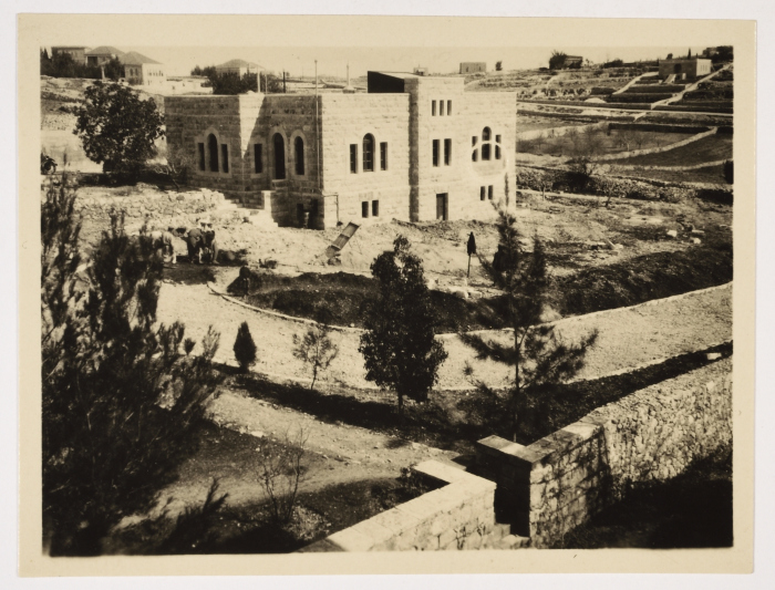 أحد مباني مدارس الفرندز