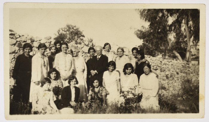 موظفي مدرسة الفرندز للبنات