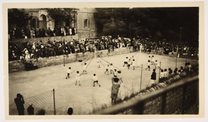 مجموعة أطفال من طلبة مدارس الفرندز يلعبون 