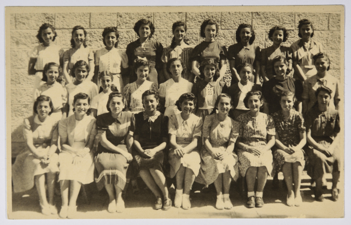 بطاقة بريدية لمدرسة الفرندز