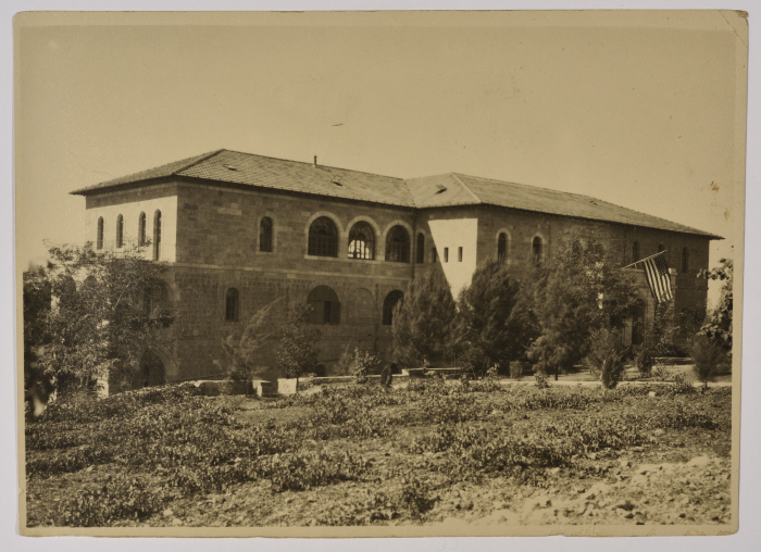 أحد مباني مدارس الفرندز