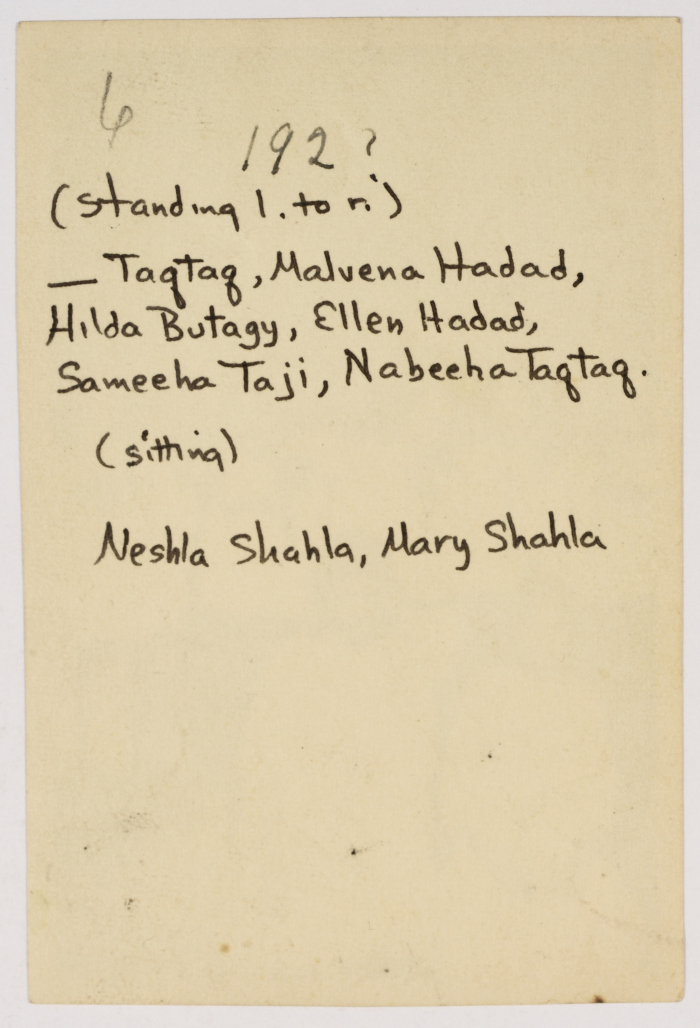 مجموعة من طالبات مدرسة الفرندز