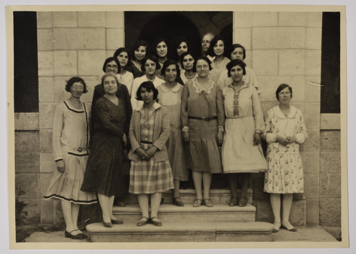 مجموعة من موظفي مدارس الفرندز