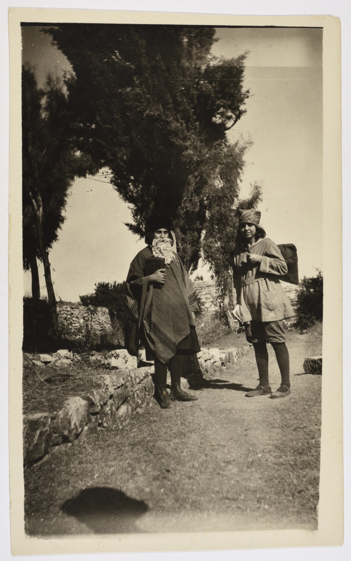 أشخاص يرتدون أزياء تنكرية