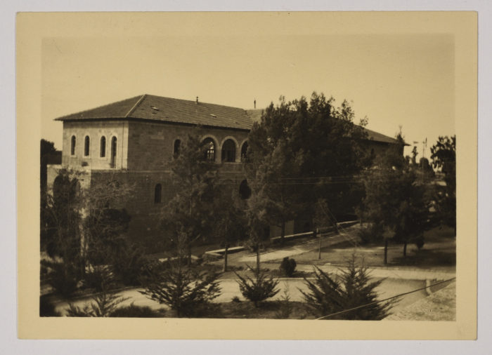 أحد مباني مدارس الفرندز