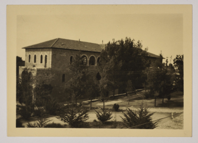 أحد مباني مدارس الفرندز