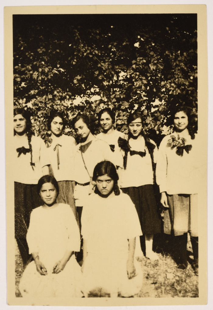 مجموعة من طالبات مدرسة الفرندز