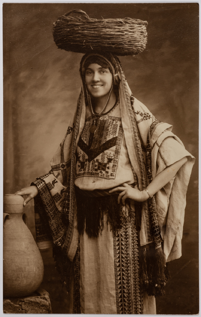 أرمينة طوطح الزوجة الأولى لخليل طوطح