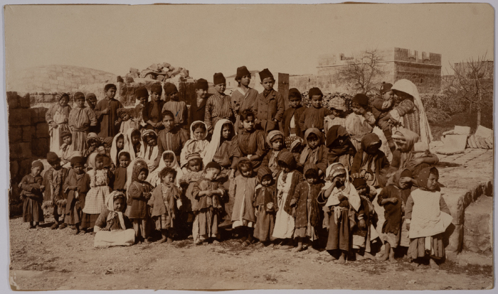 مجموعة من طلبة مدارس الفرندز يرتدون لباس تراثي