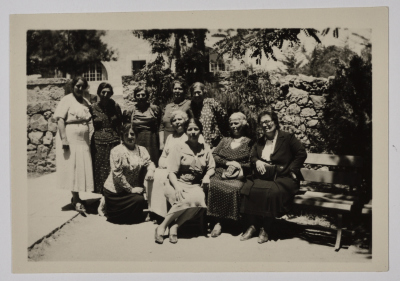 مجموعة نساء