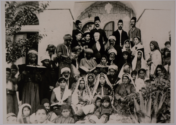 مجموعة من طلبة وموظفي مدارس الفرندز