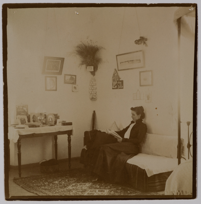 سيدة تقرأ كتاب