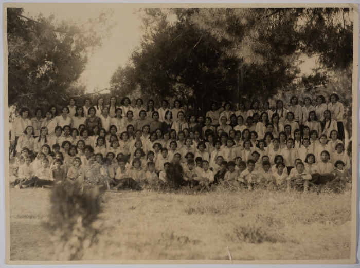 طلبة مدارس الفرندز وعدد من موظفات المدارس