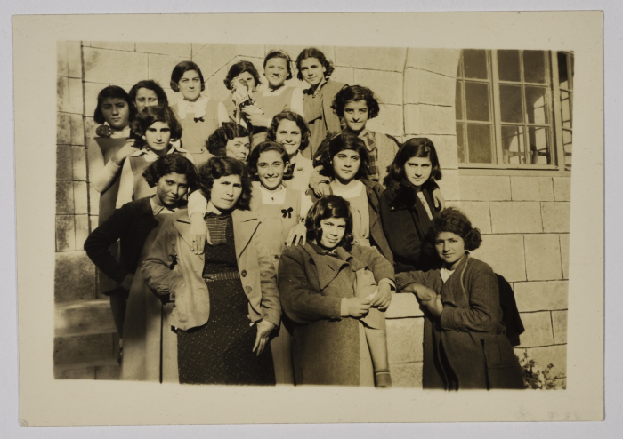 مجموعة من طالبات مدرسة الفرندز