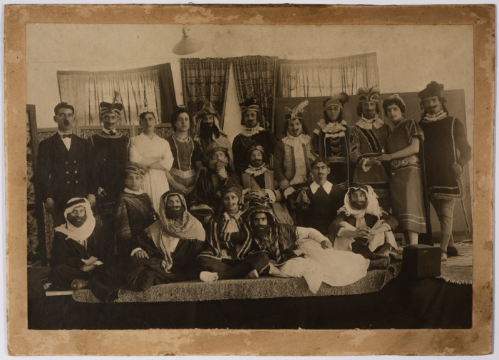 طلبة مدارس الفرندز أثناء مسرحية