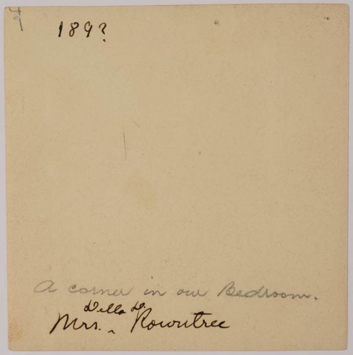 سيدة تقرأ كتاب